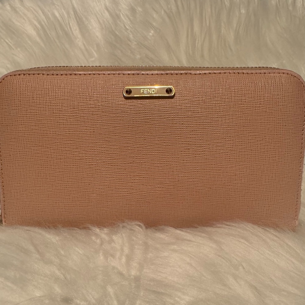 🩷🩷Fendi Zipper Wallet🩷🩷